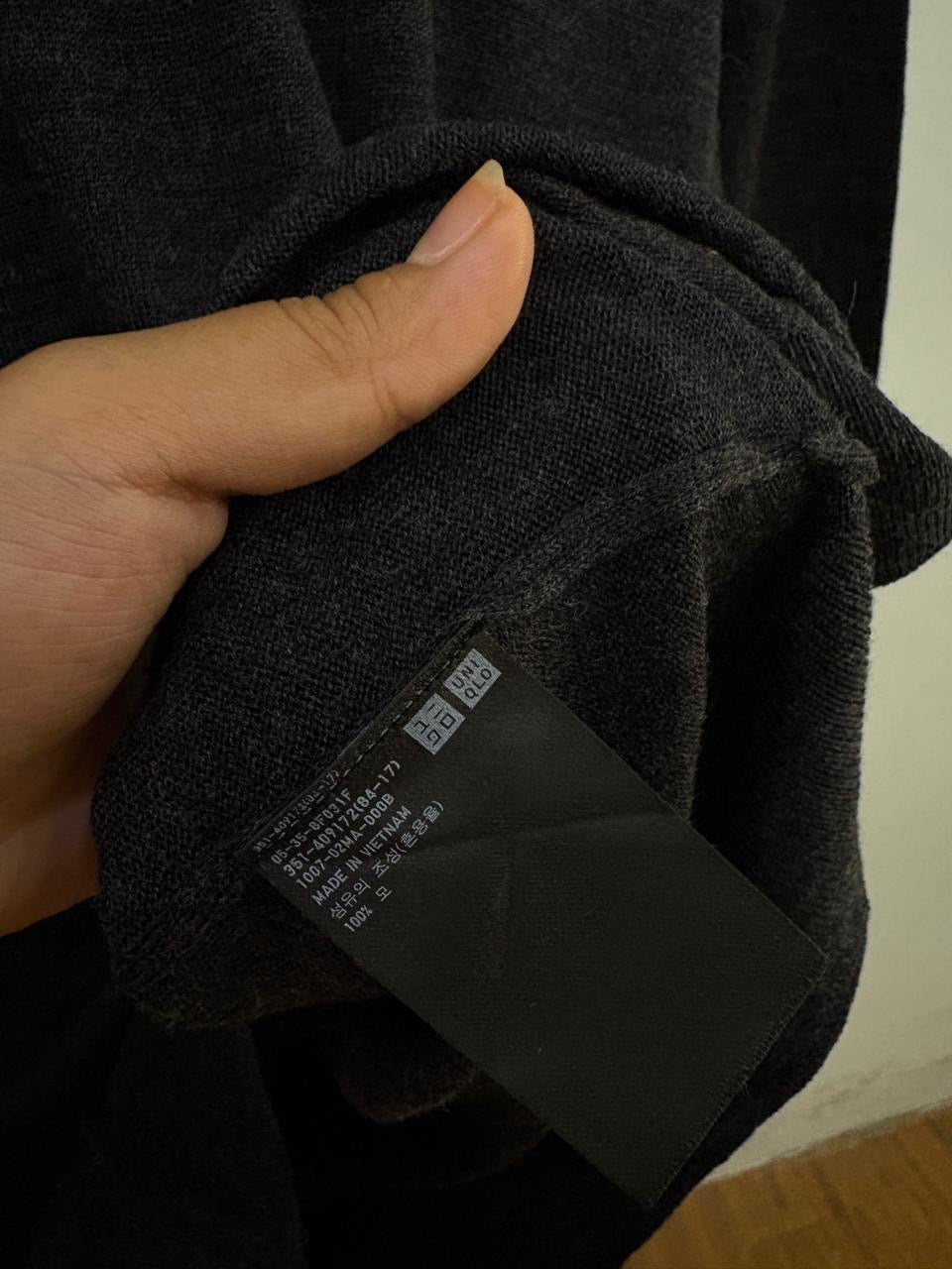 Grey 'Uniqlo' Merino Knit Sweater 
Timeless & Versatile 🍂