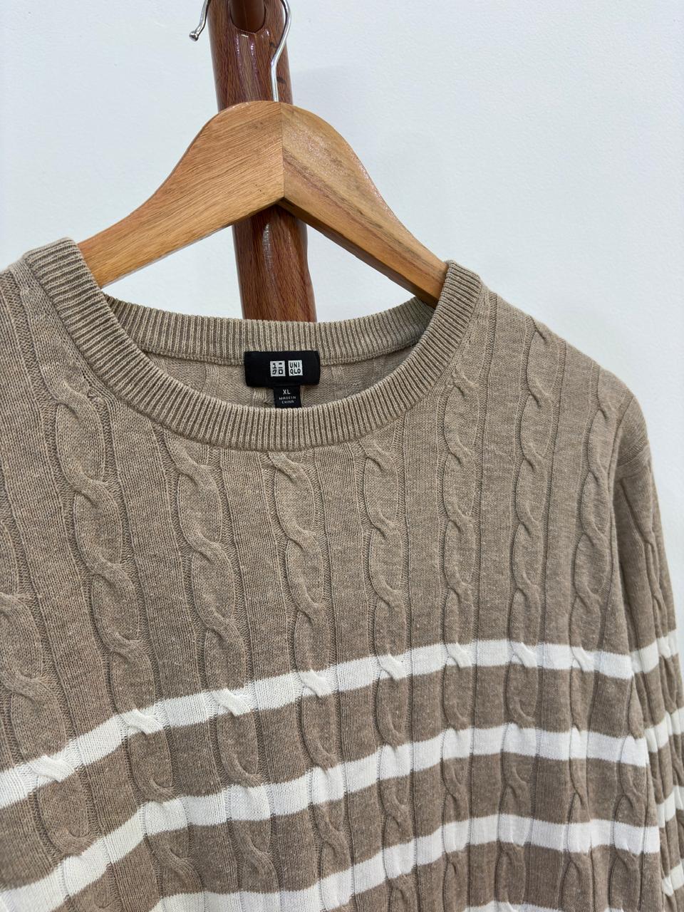 Beige Uniqlo Cableknit Seamless Sweater 
Timeless & Versatile 🍂