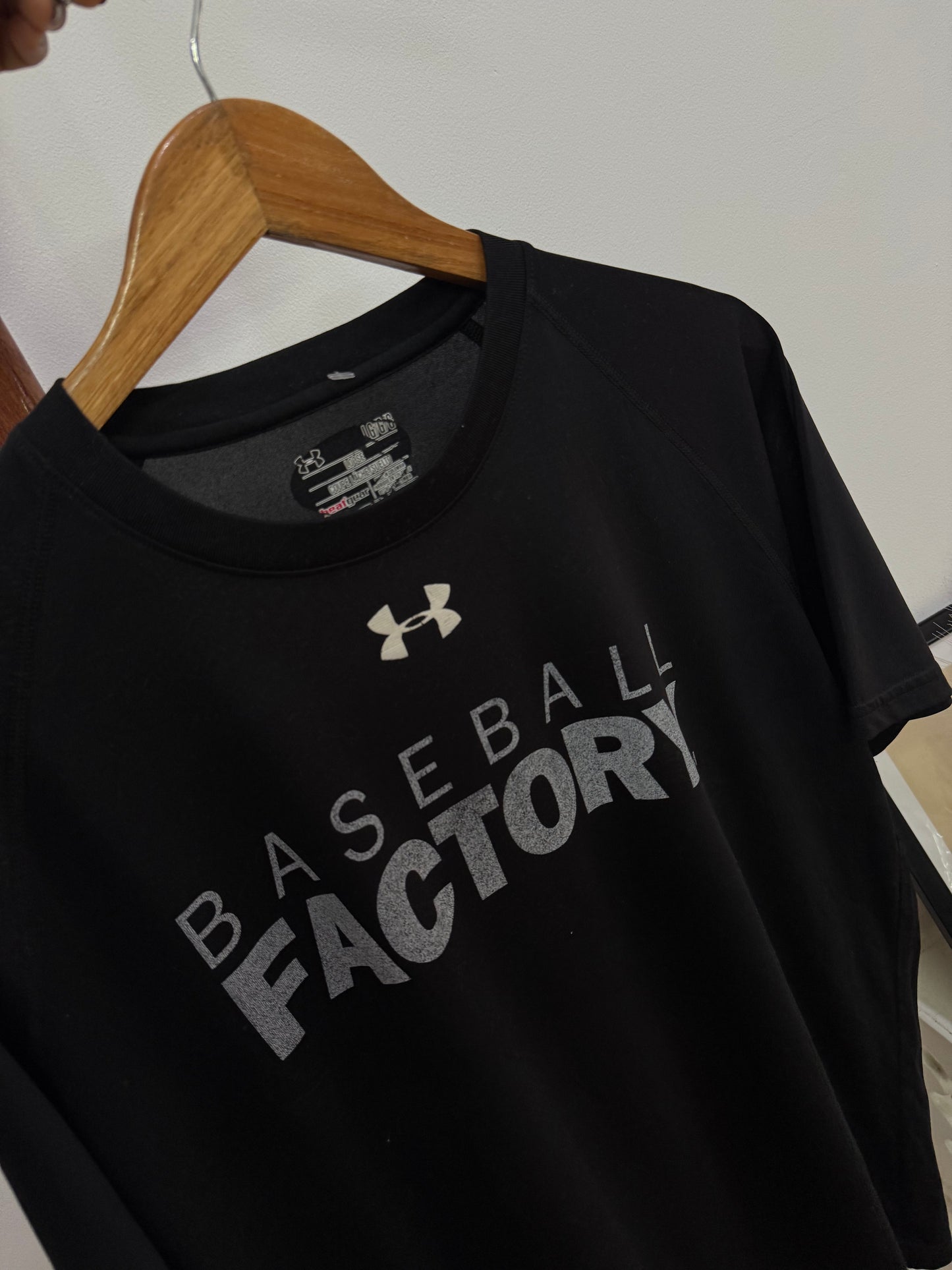 ‘Underarmour’ mid- Logo Tech Tee