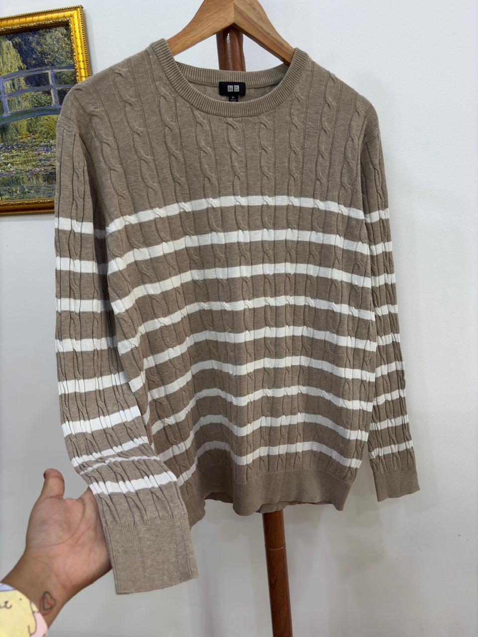 Beige Uniqlo Cableknit Seamless Sweater 
Timeless & Versatile 🍂