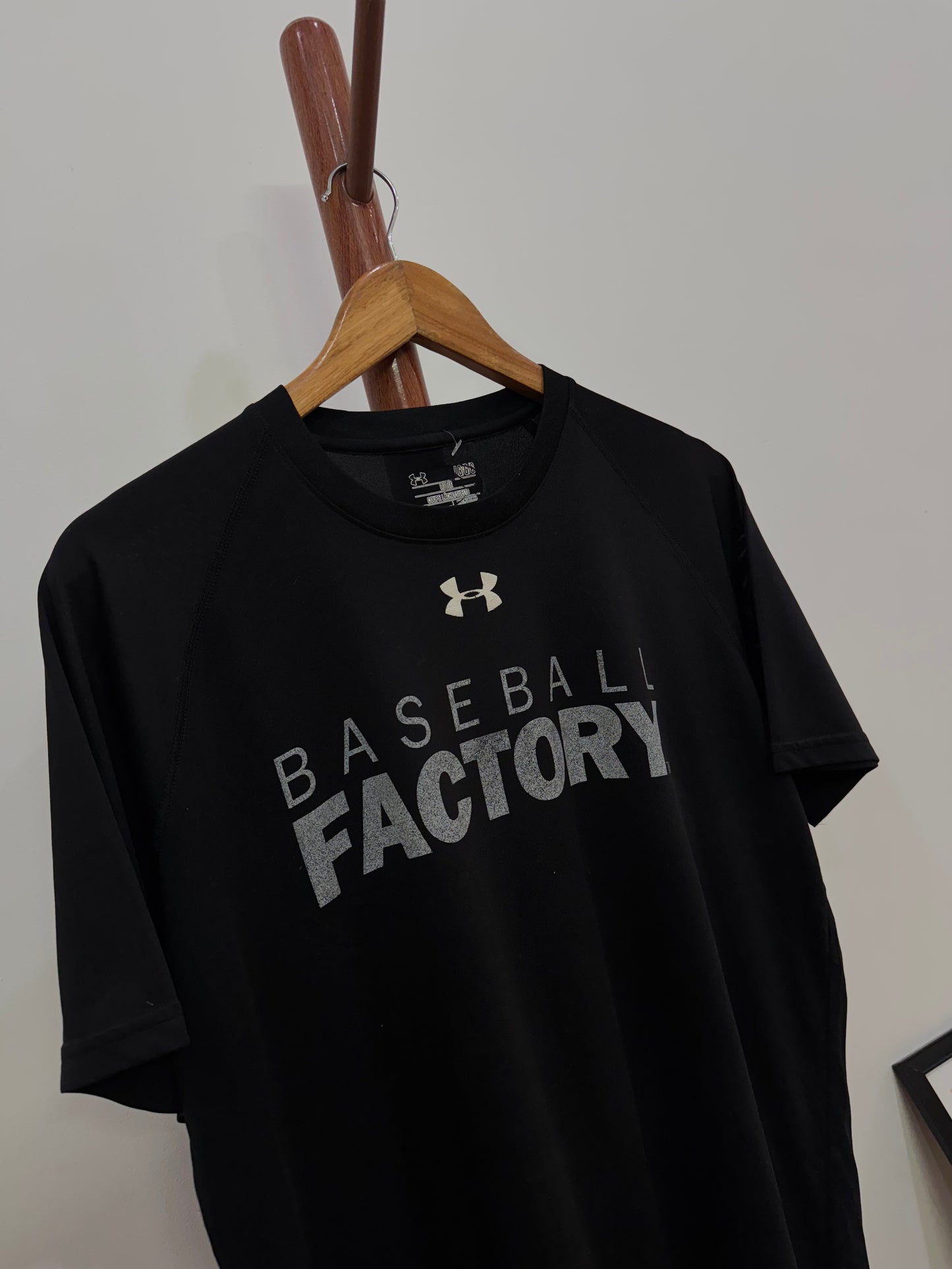 ‘Underarmour’ mid- Logo Tech Tee