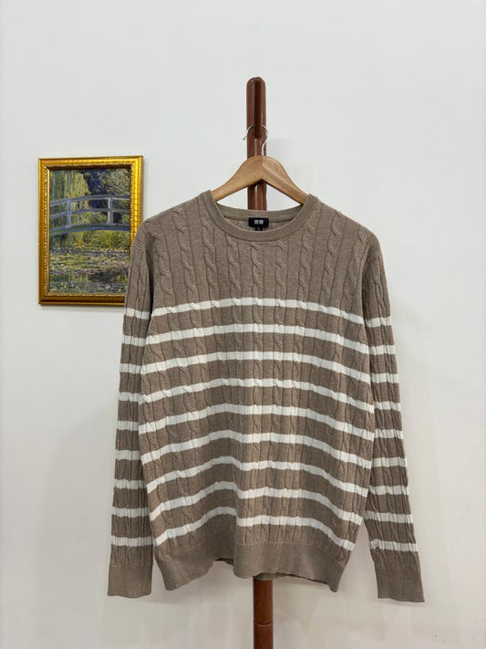Beige Uniqlo Cableknit Seamless Sweater 
Timeless & Versatile 🍂